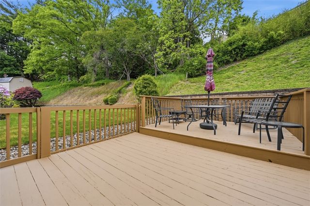 102 Evandale Dr, Green Tree, PA 15220