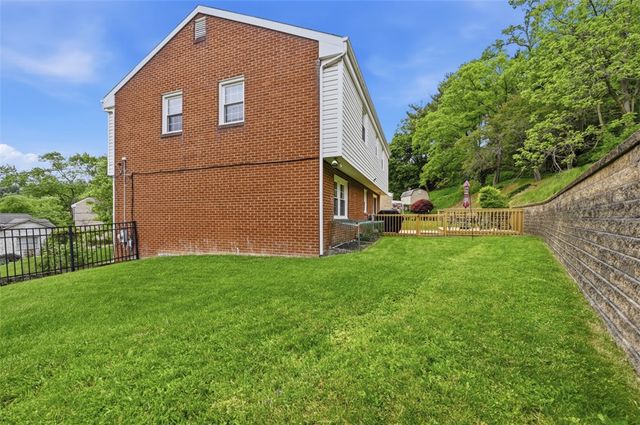 102 Evandale Dr, Green Tree, PA 15220
