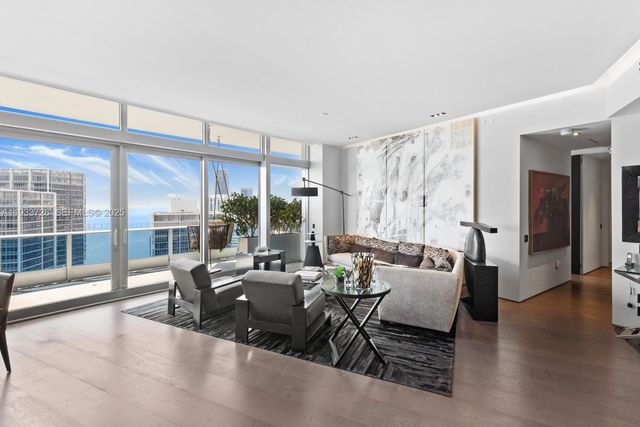 200 Biscayne Boulevard Way PH-5404, Miami, FL 33131