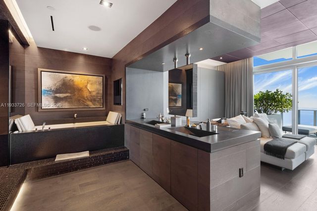 200 Biscayne Boulevard Way PH-5404, Miami, FL 33131