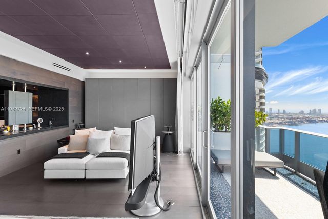 200 Biscayne Boulevard Way PH-5404, Miami, FL 33131