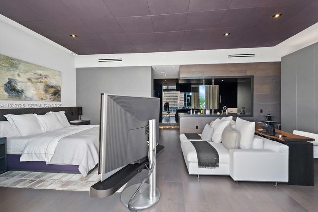 200 Biscayne Boulevard Way PH-5404, Miami, FL 33131