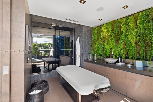 200 Biscayne Boulevard Way PH-5404, Miami, FL 33131