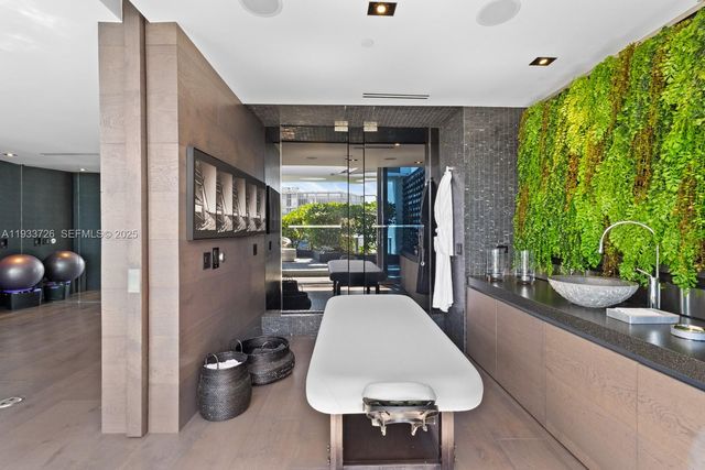 200 Biscayne Boulevard Way PH-5404, Miami, FL 33131