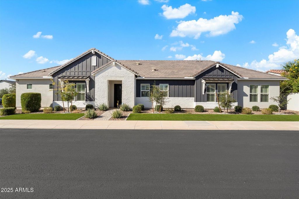 17146 W MOUNTAINAIR Street, Surprise, AZ 85388