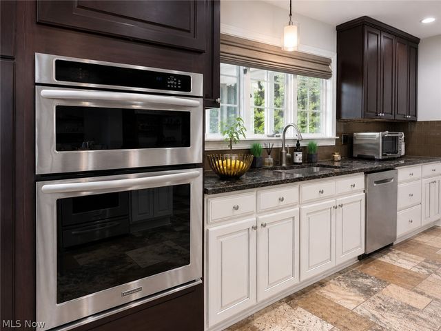 6325 Crossview Road, Seven Hills, OH 44131