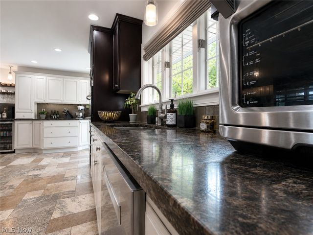 6325 Crossview Road, Seven Hills, OH 44131