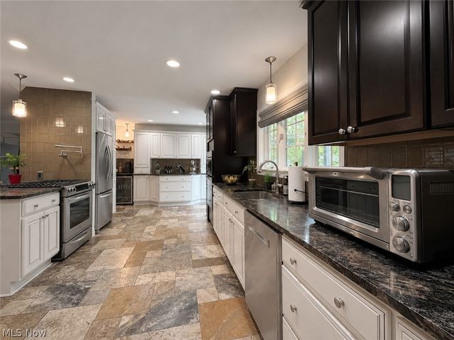 6325 Crossview Road, Seven Hills, OH 44131