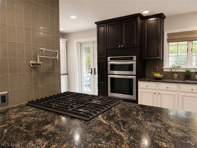 6325 Crossview Road, Seven Hills, OH 44131