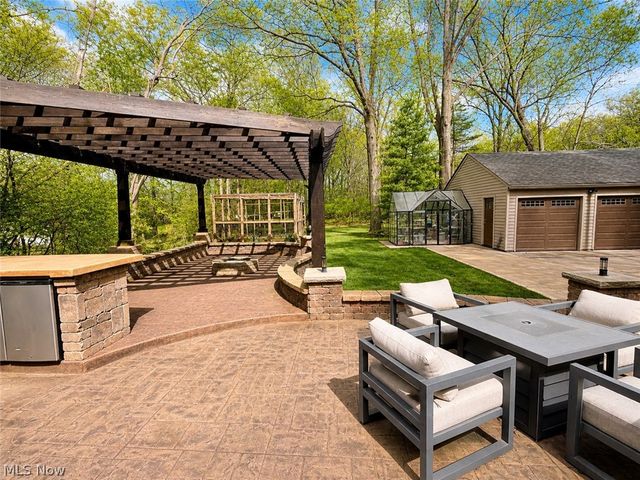 6325 Crossview Road, Seven Hills, OH 44131