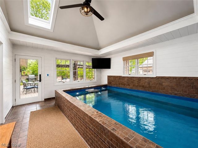 6325 Crossview Road, Seven Hills, OH 44131