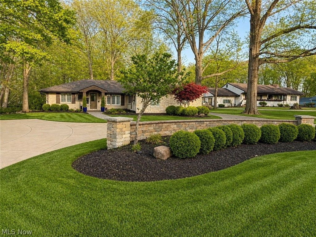 6325 Crossview Road, Seven Hills, OH 44131