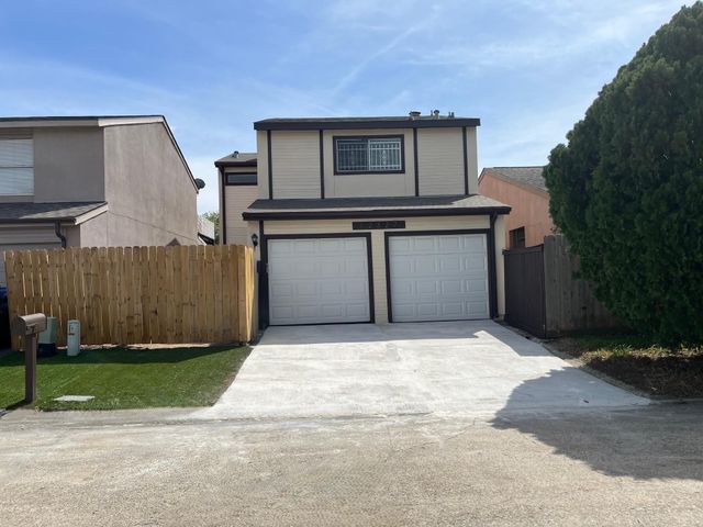 12327 Crest Lake Drive, Houston, TX 77072