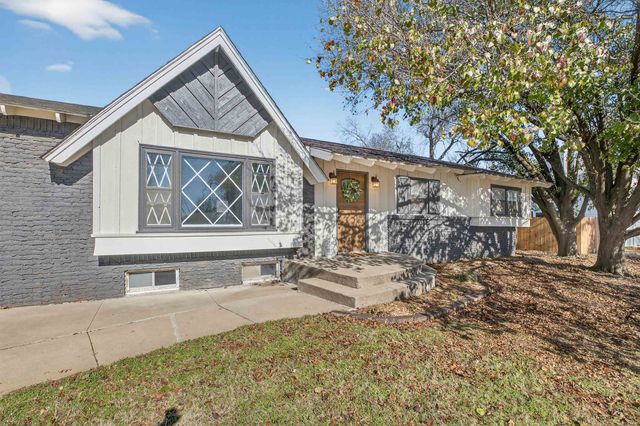 8220 E Peach Tree Ln, Wichita, KS 67207