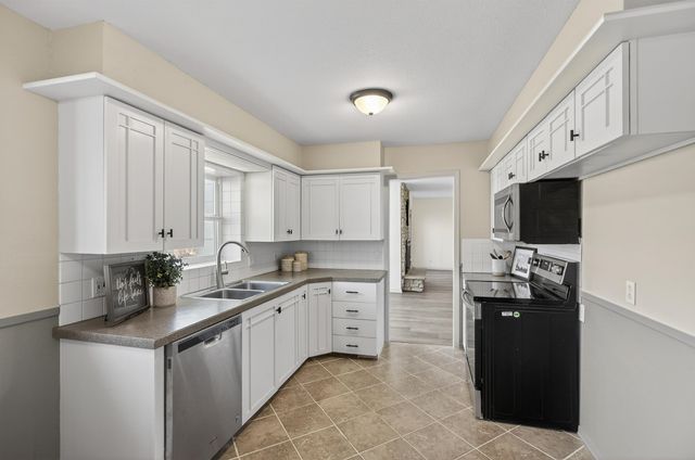 8220 E Peach Tree Ln, Wichita, KS 67207