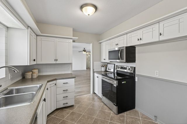 8220 E Peach Tree Ln, Wichita, KS 67207