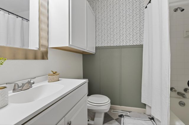 8220 E Peach Tree Ln, Wichita, KS 67207