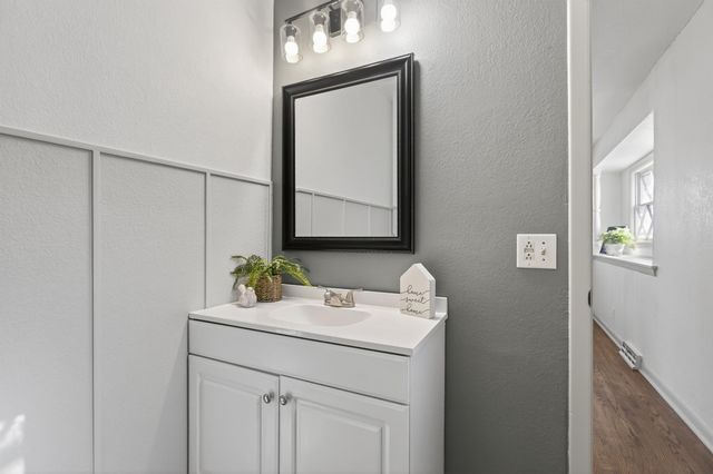 8220 E Peach Tree Ln, Wichita, KS 67207