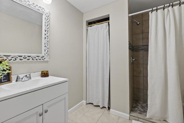 8220 E Peach Tree Ln, Wichita, KS 67207