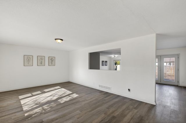 8220 E Peach Tree Ln, Wichita, KS 67207