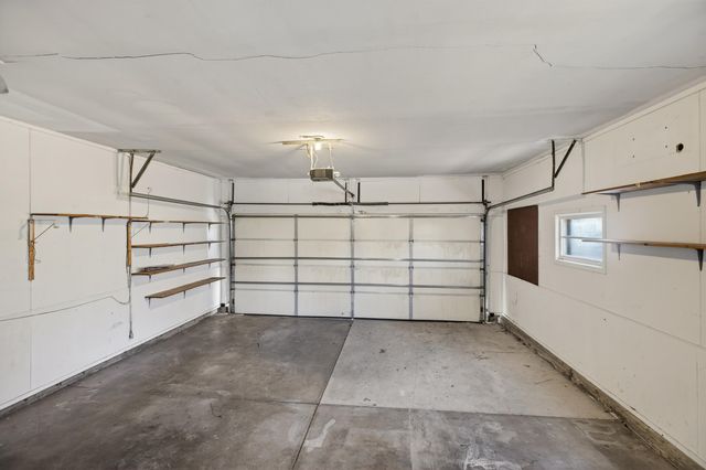 8220 E Peach Tree Ln, Wichita, KS 67207