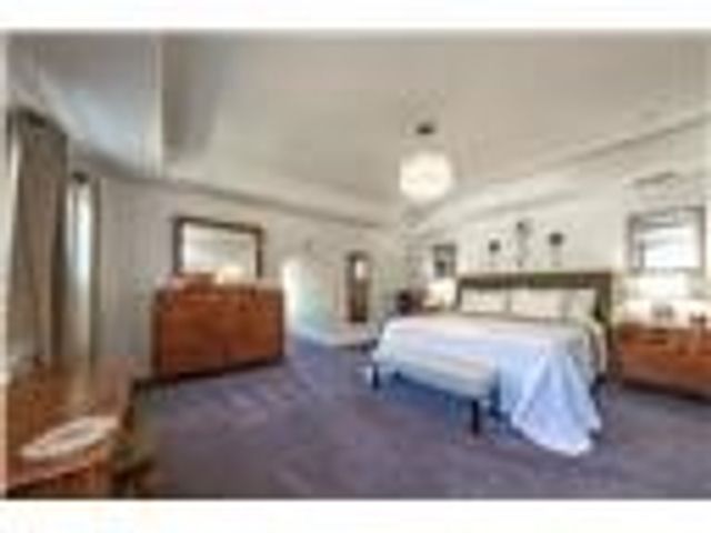 438 White Pine Ln, Economy, PA 15005