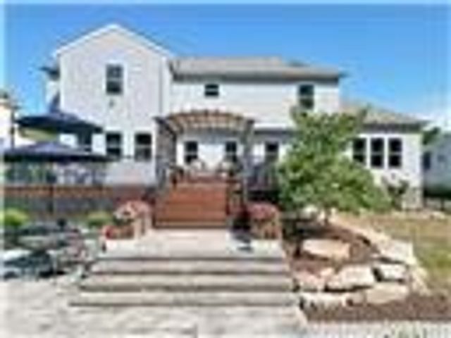 438 White Pine Ln, Economy, PA 15005