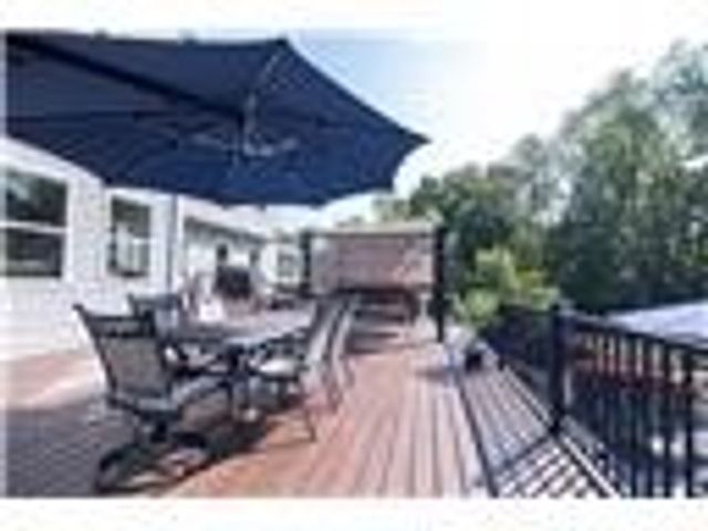 438 White Pine Ln, Economy, PA 15005