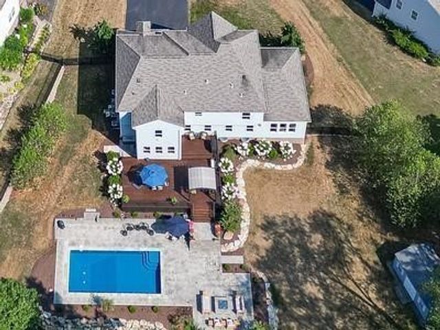 438 White Pine Ln, Economy, PA 15005