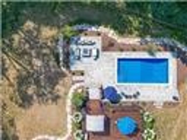 438 White Pine Ln, Economy, PA 15005