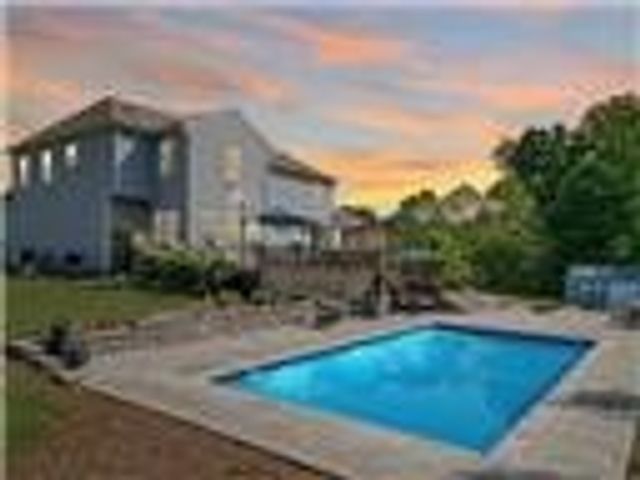 438 White Pine Ln, Economy, PA 15005