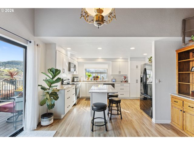 1881 Nw EXCELLO Dr, Roseburg, OR 97471