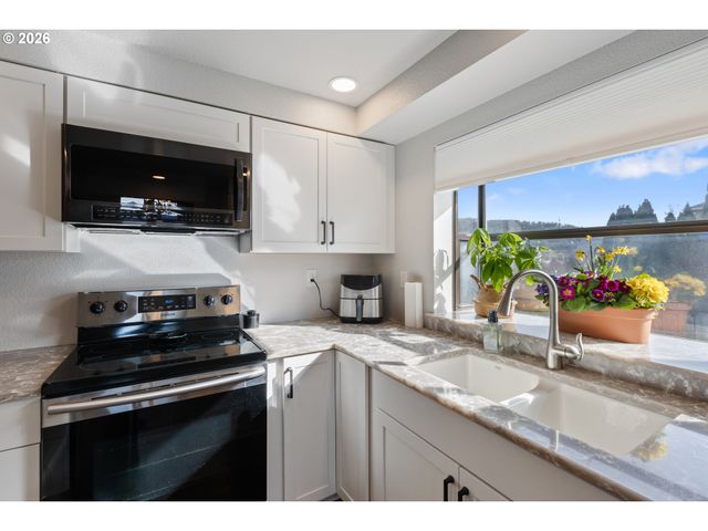 1881 Nw EXCELLO Dr, Roseburg, OR 97471