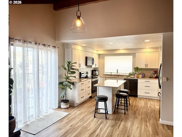 1881 Nw EXCELLO Dr, Roseburg, OR 97471