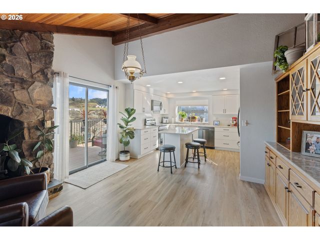 1881 Nw EXCELLO Dr, Roseburg, OR 97471