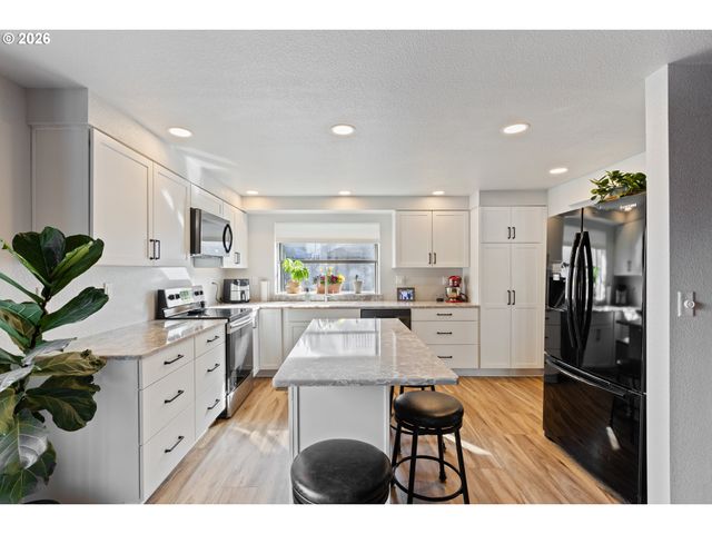 1881 Nw EXCELLO Dr, Roseburg, OR 97471