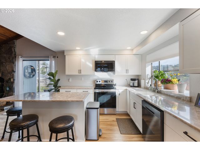 1881 Nw EXCELLO Dr, Roseburg, OR 97471