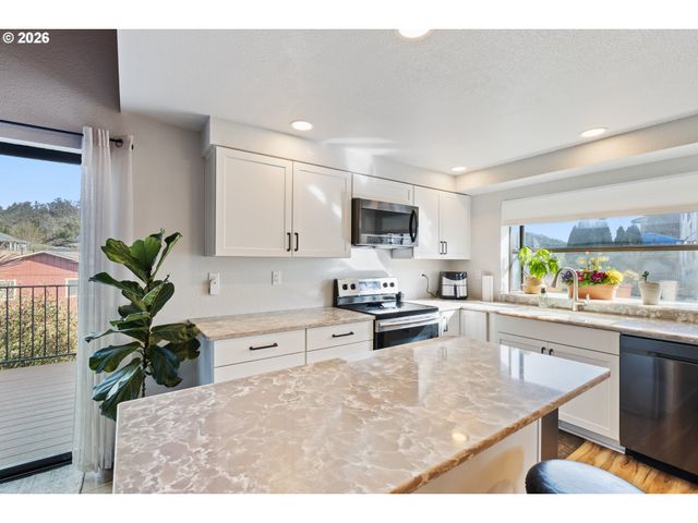 1881 Nw EXCELLO Dr, Roseburg, OR 97471