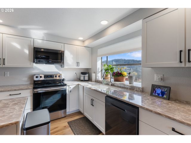 1881 Nw EXCELLO Dr, Roseburg, OR 97471