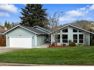 1881 Nw EXCELLO Dr, Roseburg, OR 97471