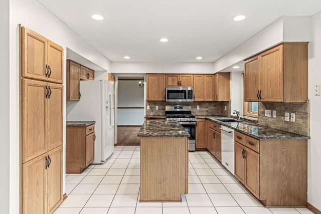 4441 Hillvale Avenue N, Oakdale, MN 55128