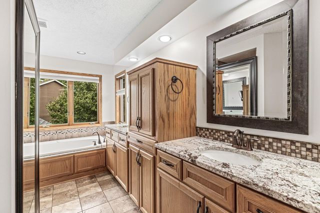 4441 Hillvale Avenue N, Oakdale, MN 55128