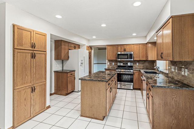 4441 Hillvale Avenue N, Oakdale, MN 55128