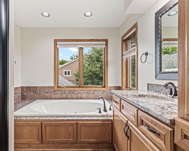 4441 Hillvale Avenue N, Oakdale, MN 55128