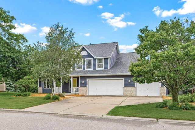 4441 Hillvale Avenue N, Oakdale, MN 55128