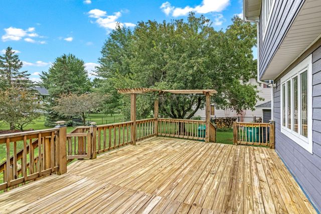 4441 Hillvale Avenue N, Oakdale, MN 55128
