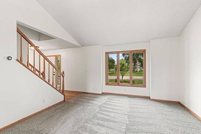 4441 Hillvale Avenue N, Oakdale, MN 55128