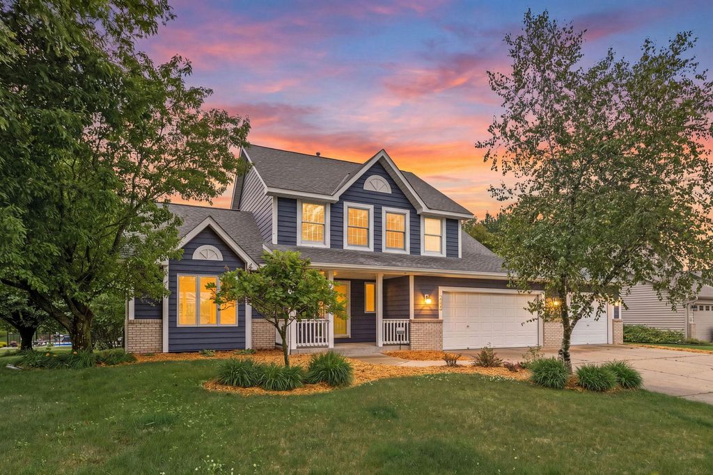 4441 Hillvale Avenue N, Oakdale, MN 55128