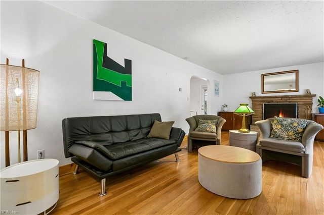 319 Mistletoe DR, Newport News, VA 23606
