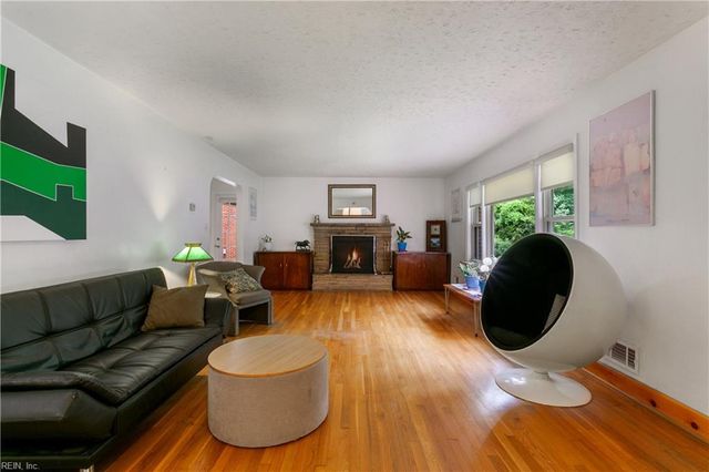 319 Mistletoe DR, Newport News, VA 23606